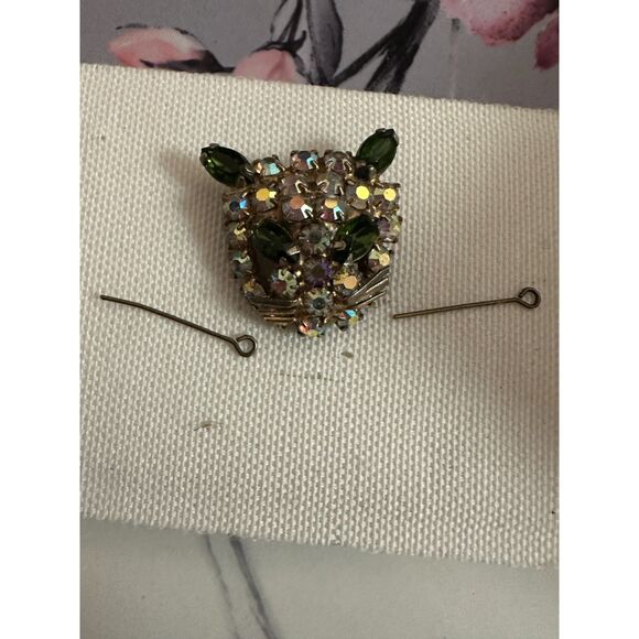 American Vintage Jewelry - Vintage 1960's Rhinestone Cat Brooch and floating display case